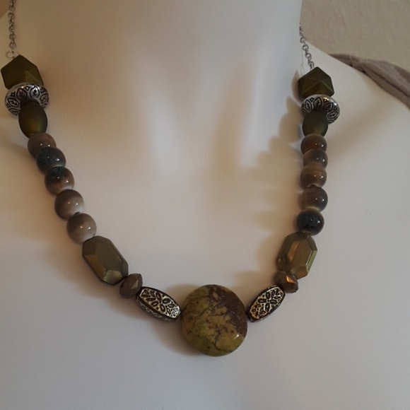 Beaded statement - Picture 2 of 3